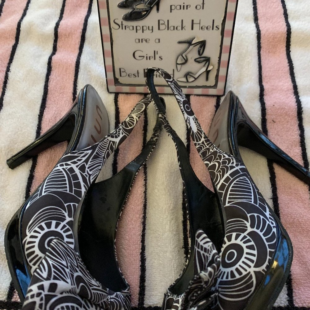 Unisa Size 9 Black and White Sandals